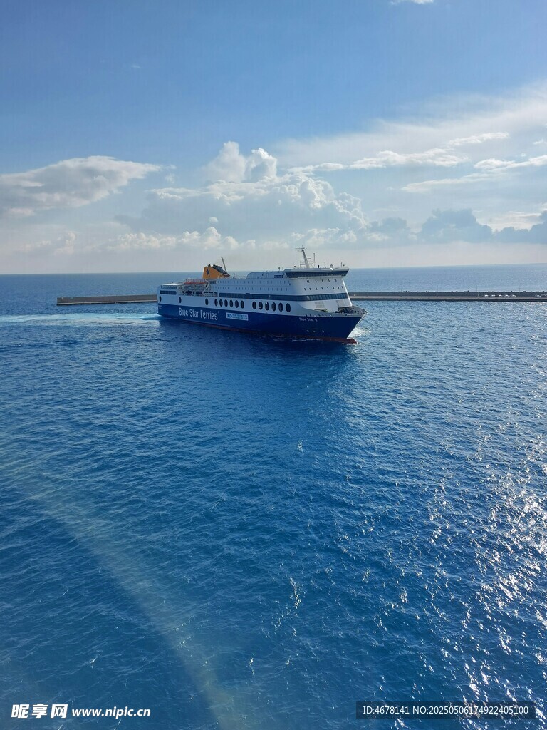 海上航行的大型郵輪
