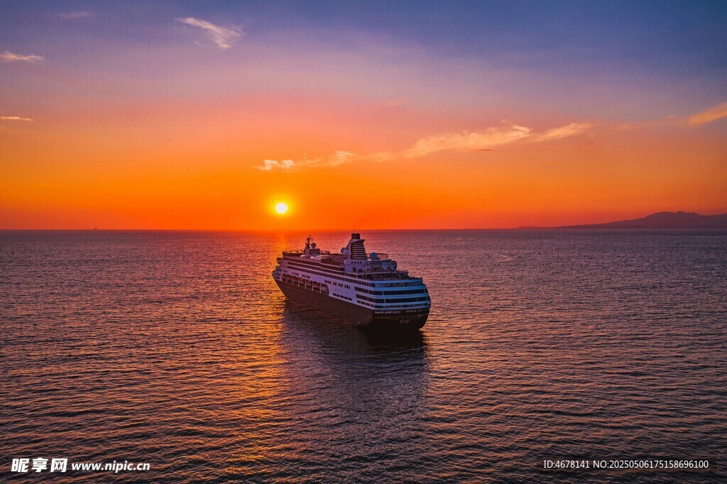 海上夕陽下的航行貨輪