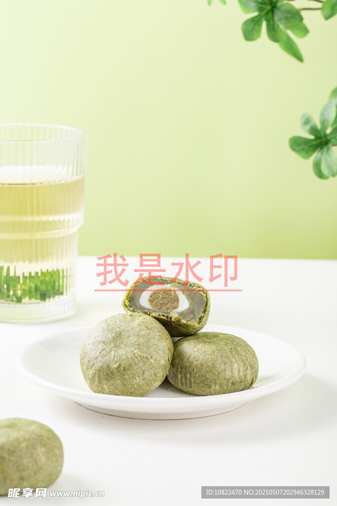 清新抹茶酥?jǐn)[放在碟中