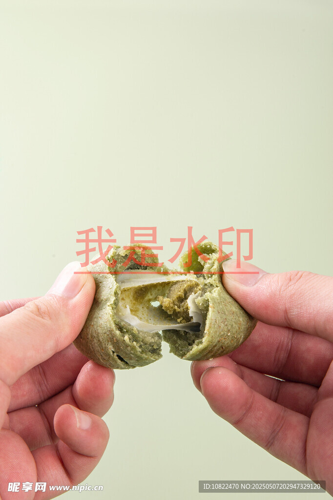 雙手展示特色粽葉包裹物