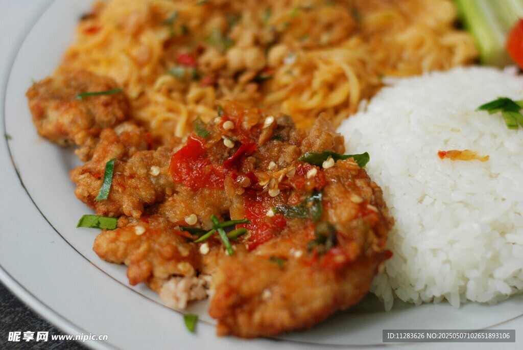 香酥炸雞配米飯與配菜