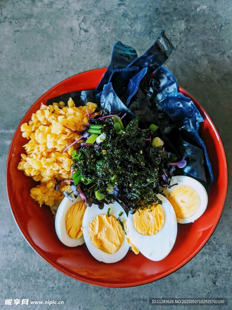 日式雞蛋海苔拌飯美食