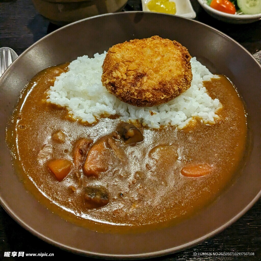 咖喱飯配炸物美味誘人