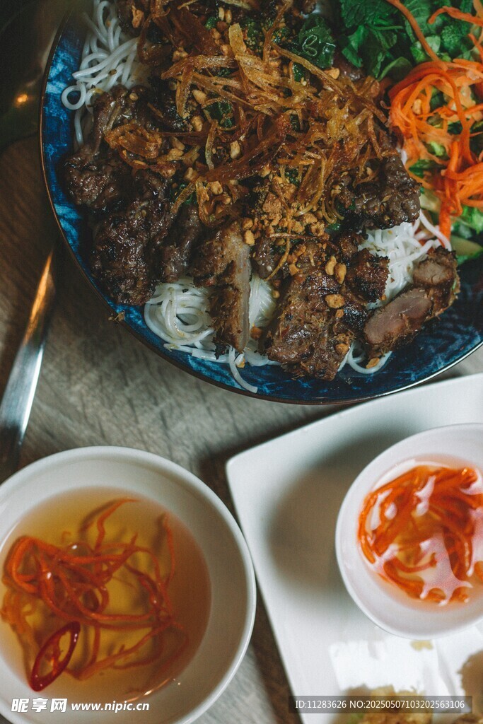 美味越南風(fēng)味美食拼盤