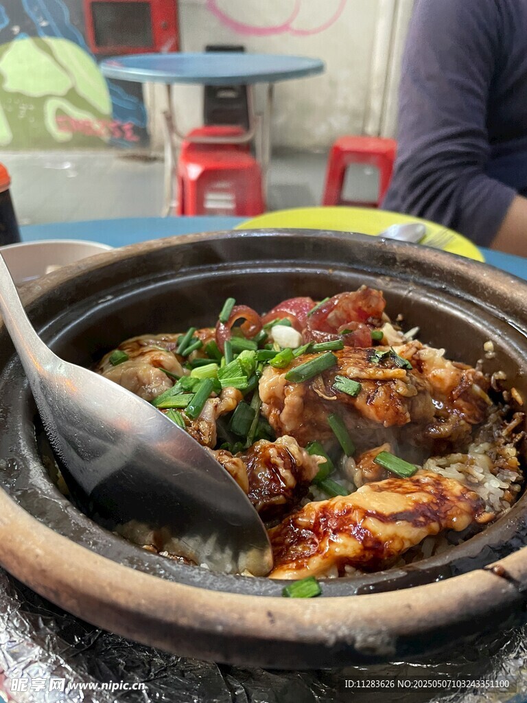 美味瓦罐菜肴誘人呈現(xiàn)