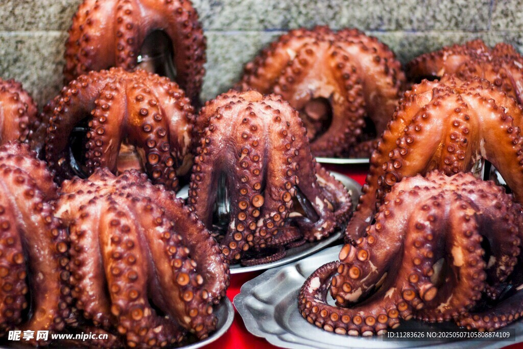 美味熟章魚擺放在盤中