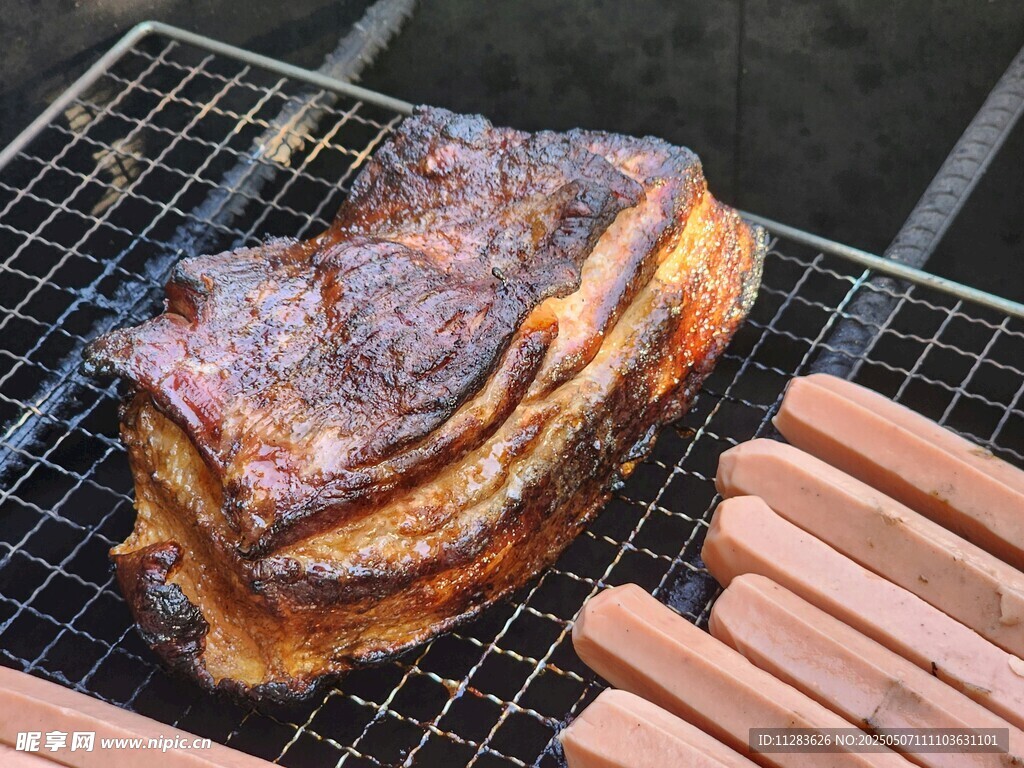 烤架上的烤肉與香腸