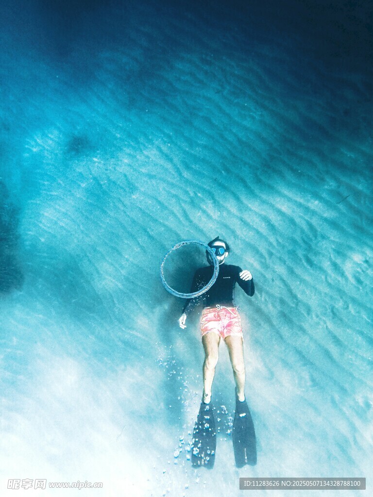 水下美人魚般的自由潛水者