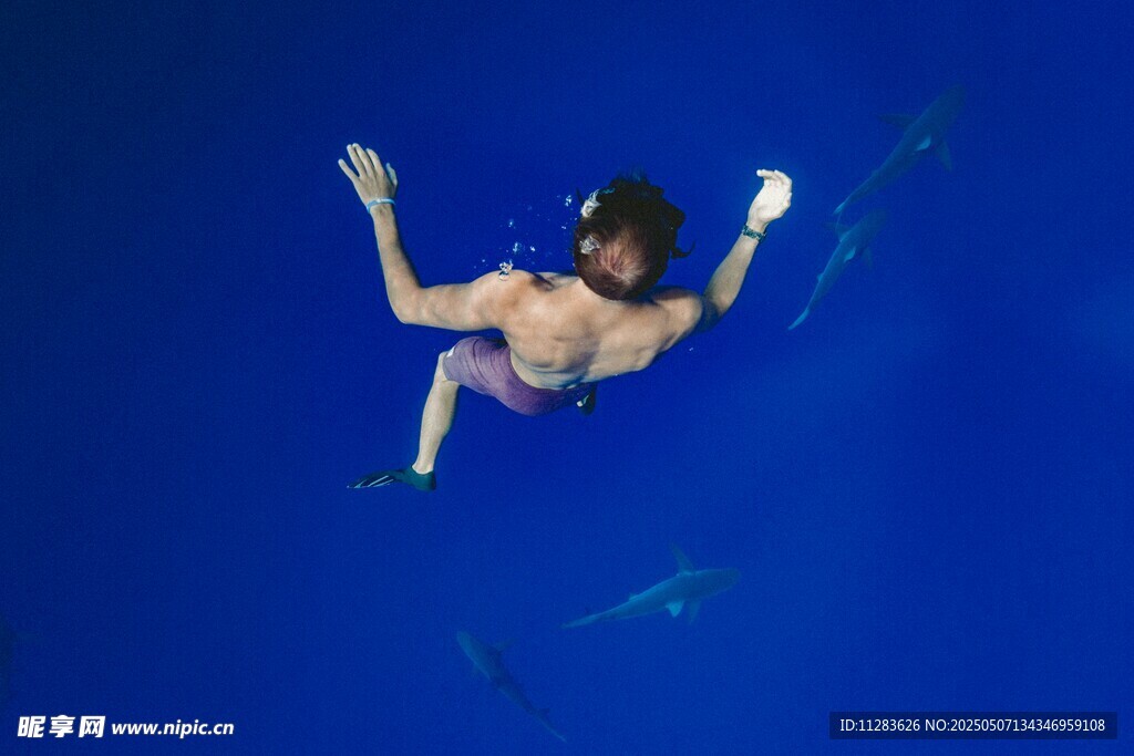 水下裸身漂浮的男子