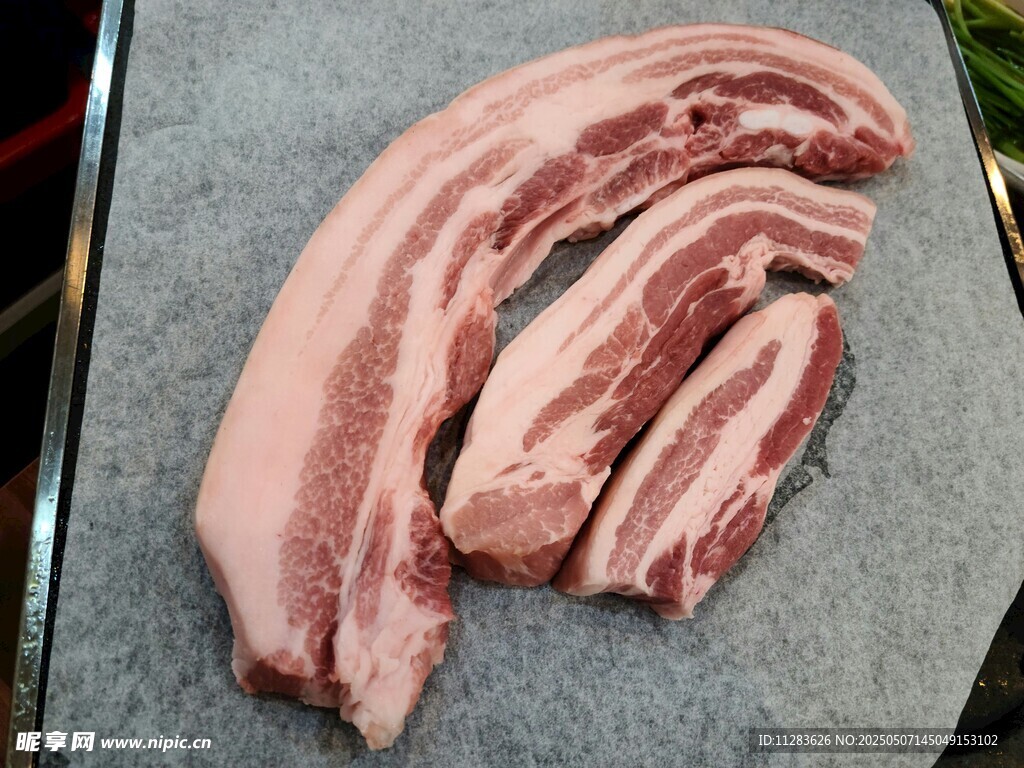 新鮮五花肉切片展示