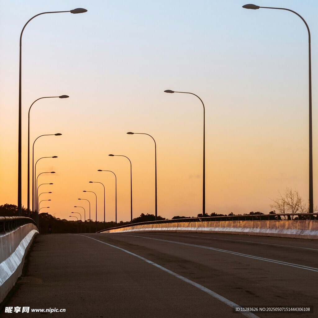 黃昏下的空曠道路與路燈