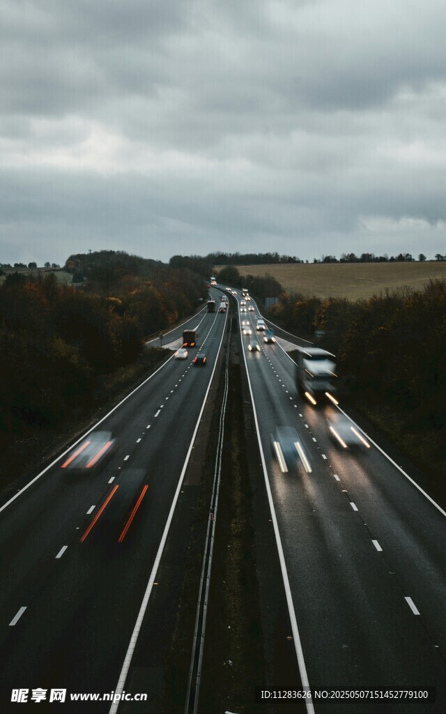 高速公路繁忙交通景象