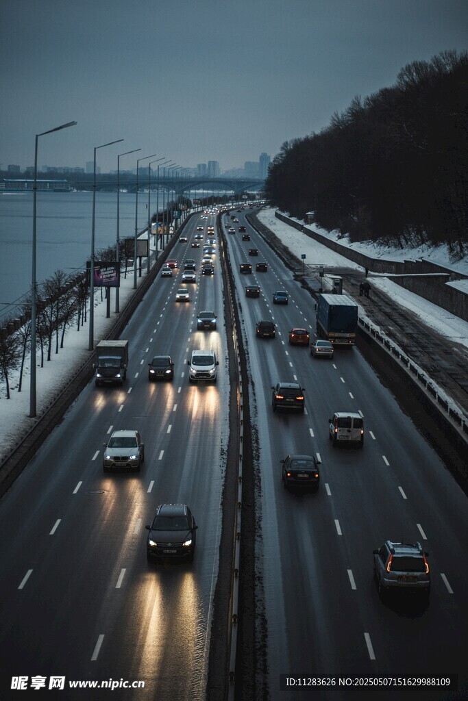 夜幕下繁忙的高速公路