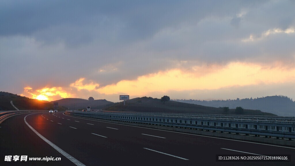 公路上的壯麗日落景觀
