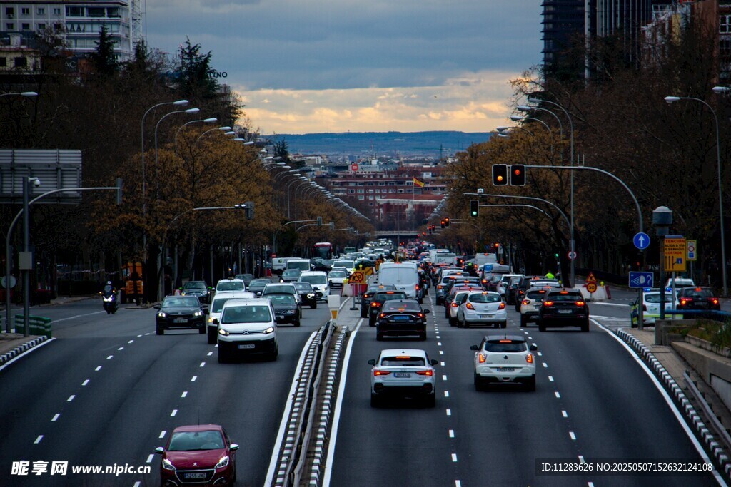 城市道路繁忙交通景象