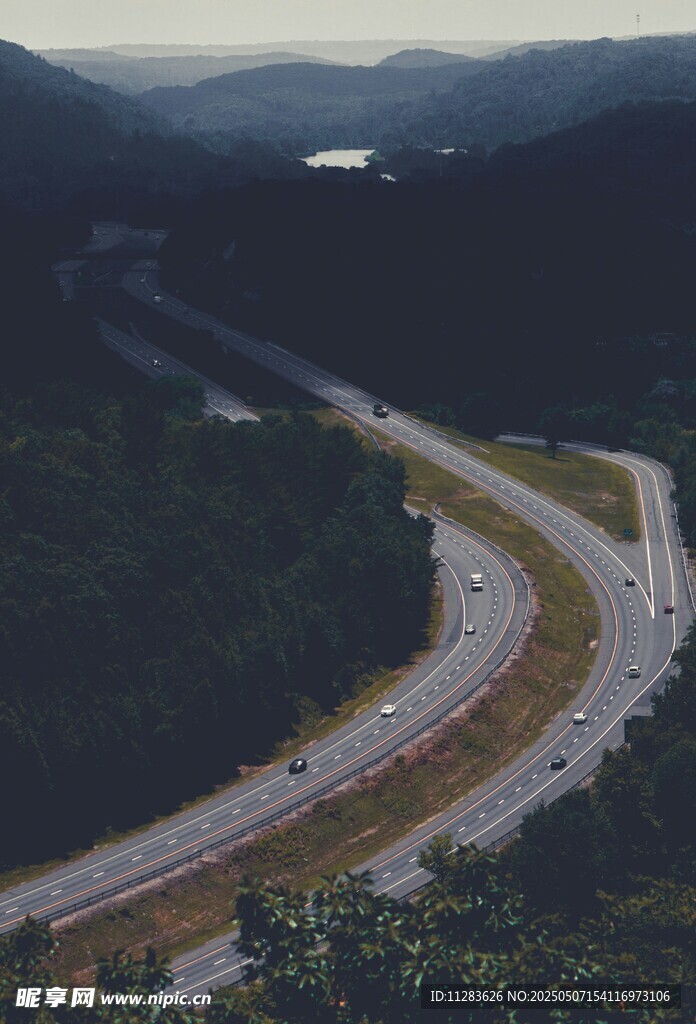 蜿蜒公路穿梭于山林間