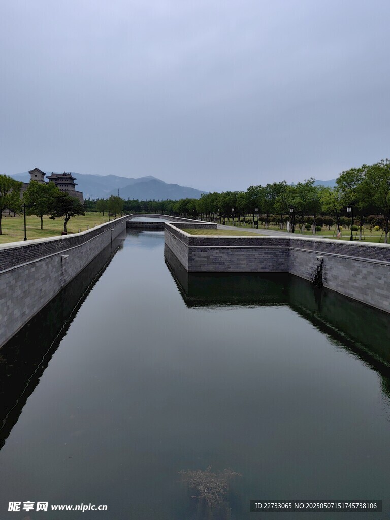 寧靜水渠邊的自然風光