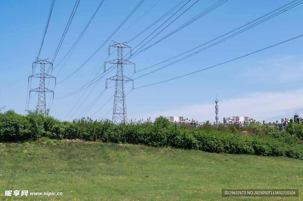 田野上的高壓輸電線路