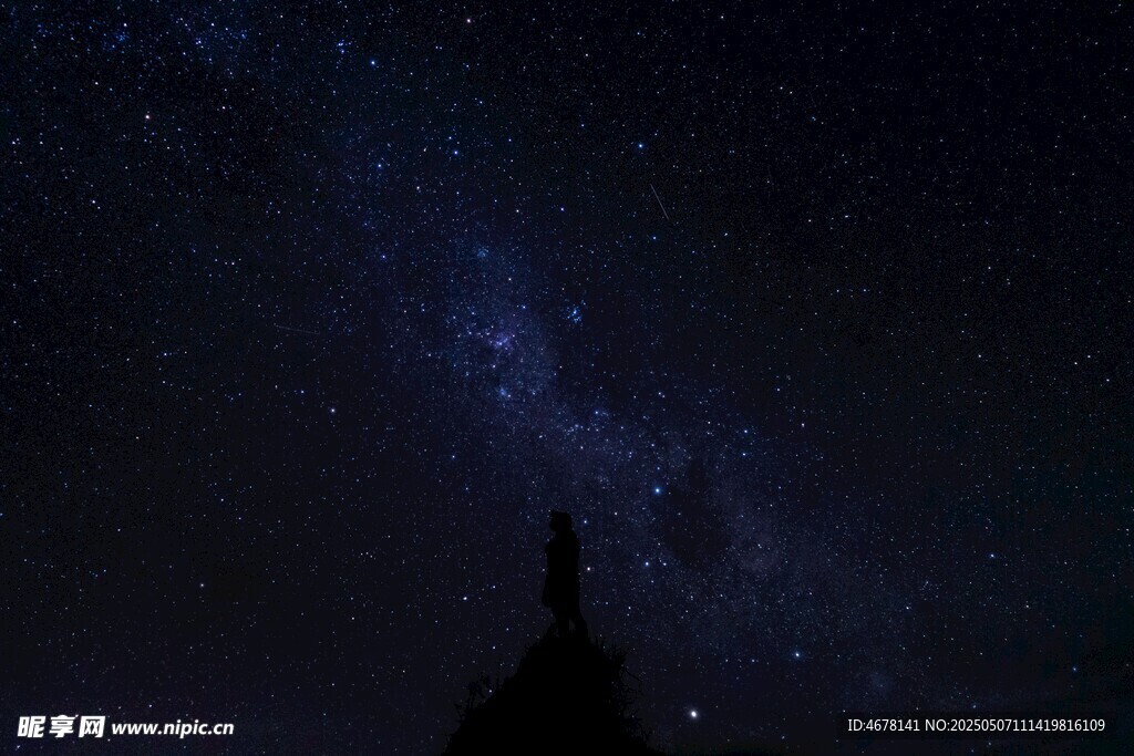 夜空下的神秘尖頂建筑