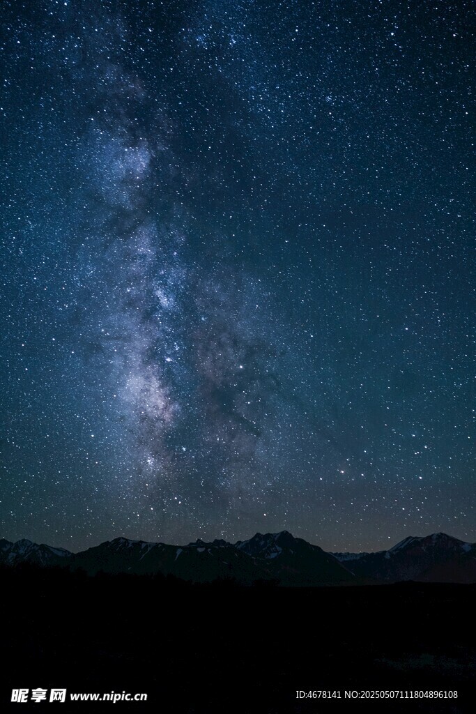 璀璨星空下的壯麗山脈
