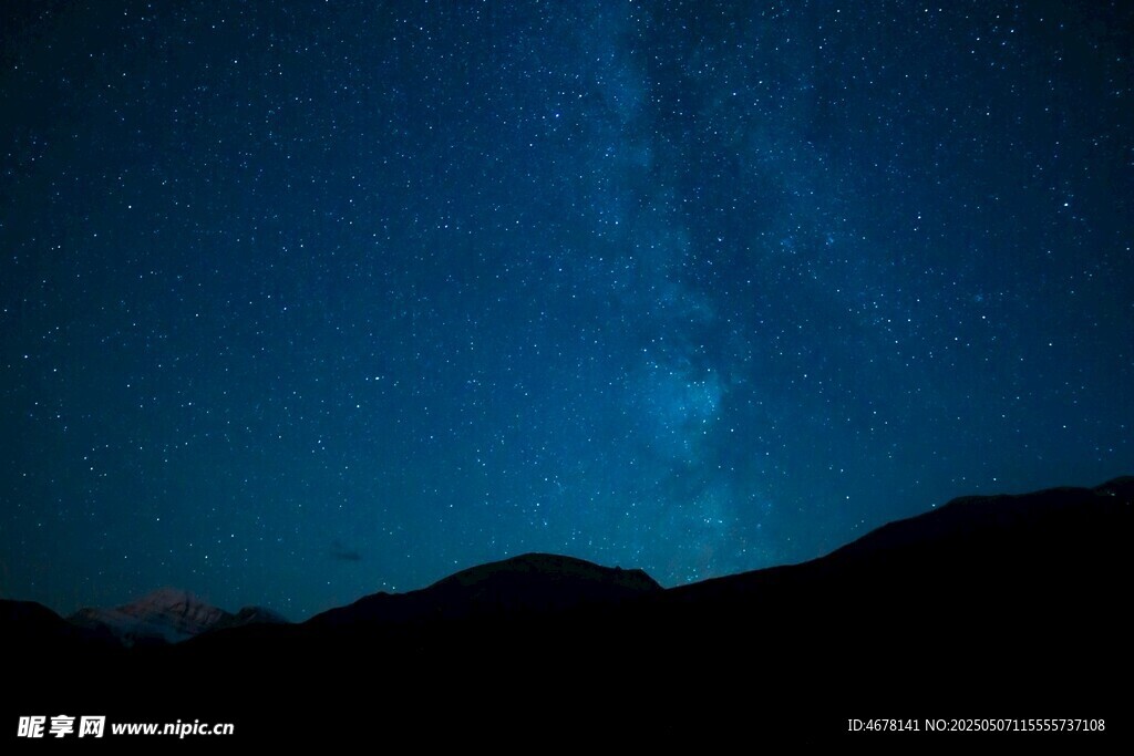 夜空下的山脈與璀璨星河
