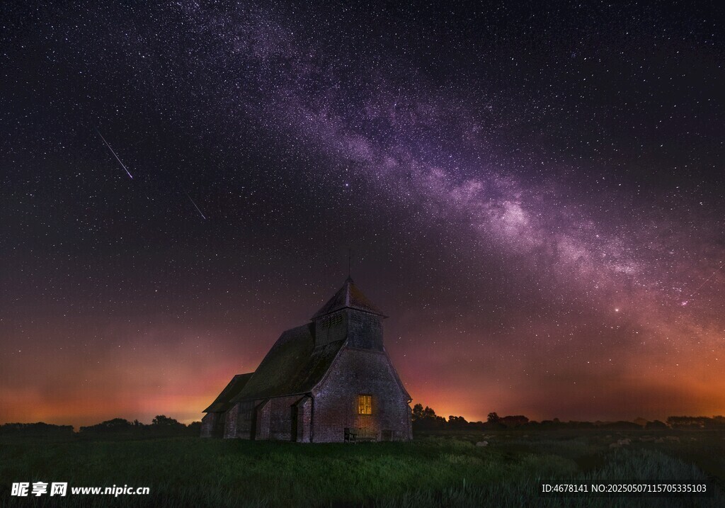 星空下的古老小屋