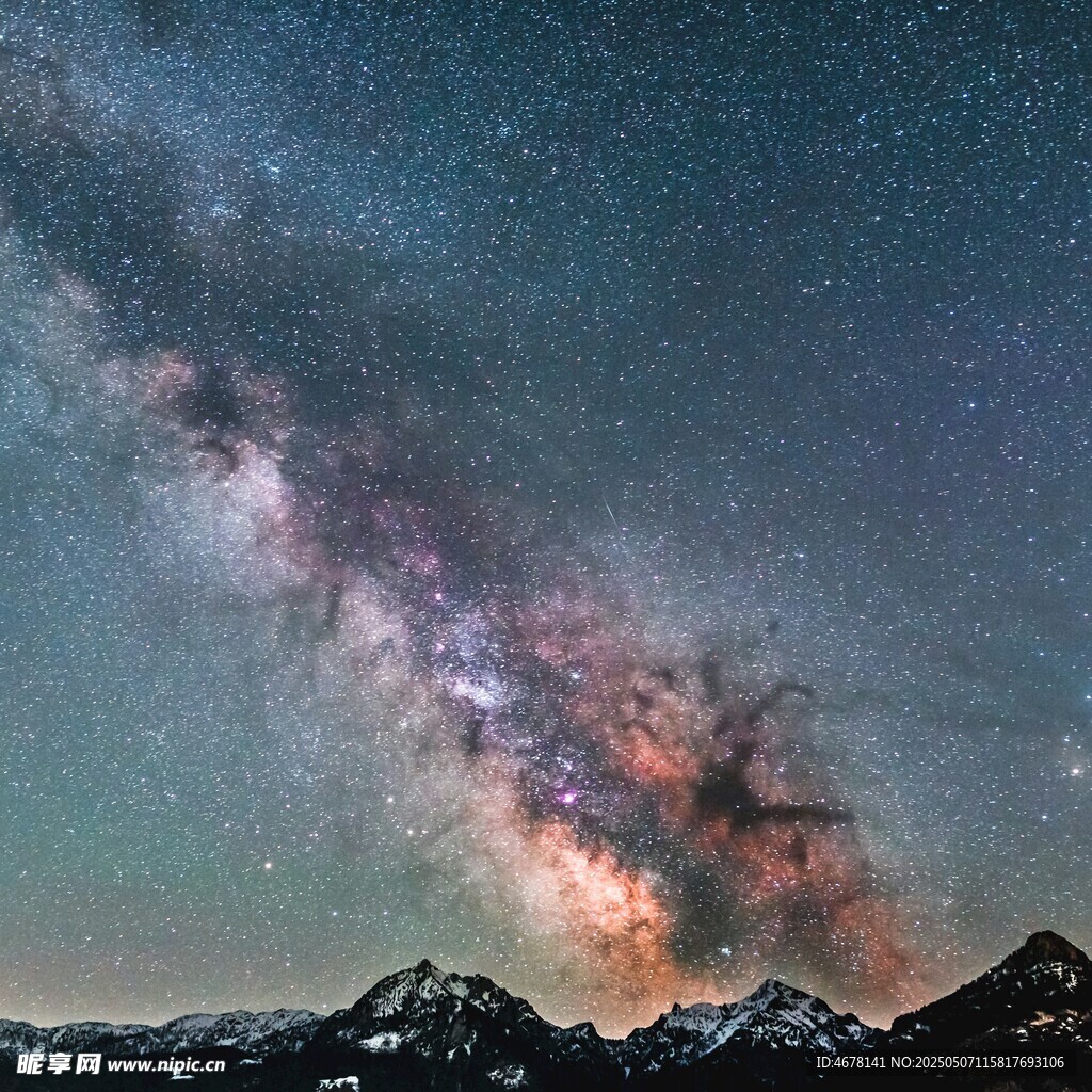 壯麗星空下的巍峨山脈
