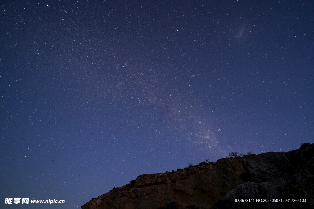 夜空下的山巒與璀璨星河