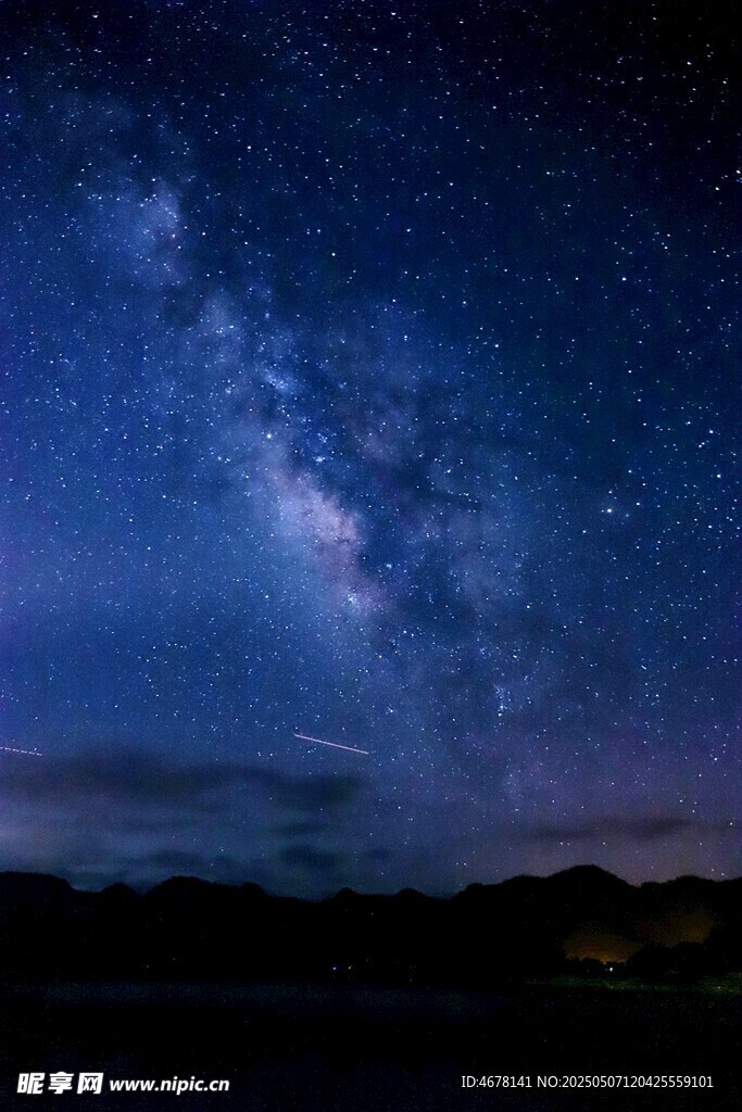 璀璨星空下的壯麗夜景