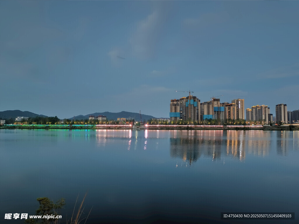 湖畔城市夜景倒影之美
