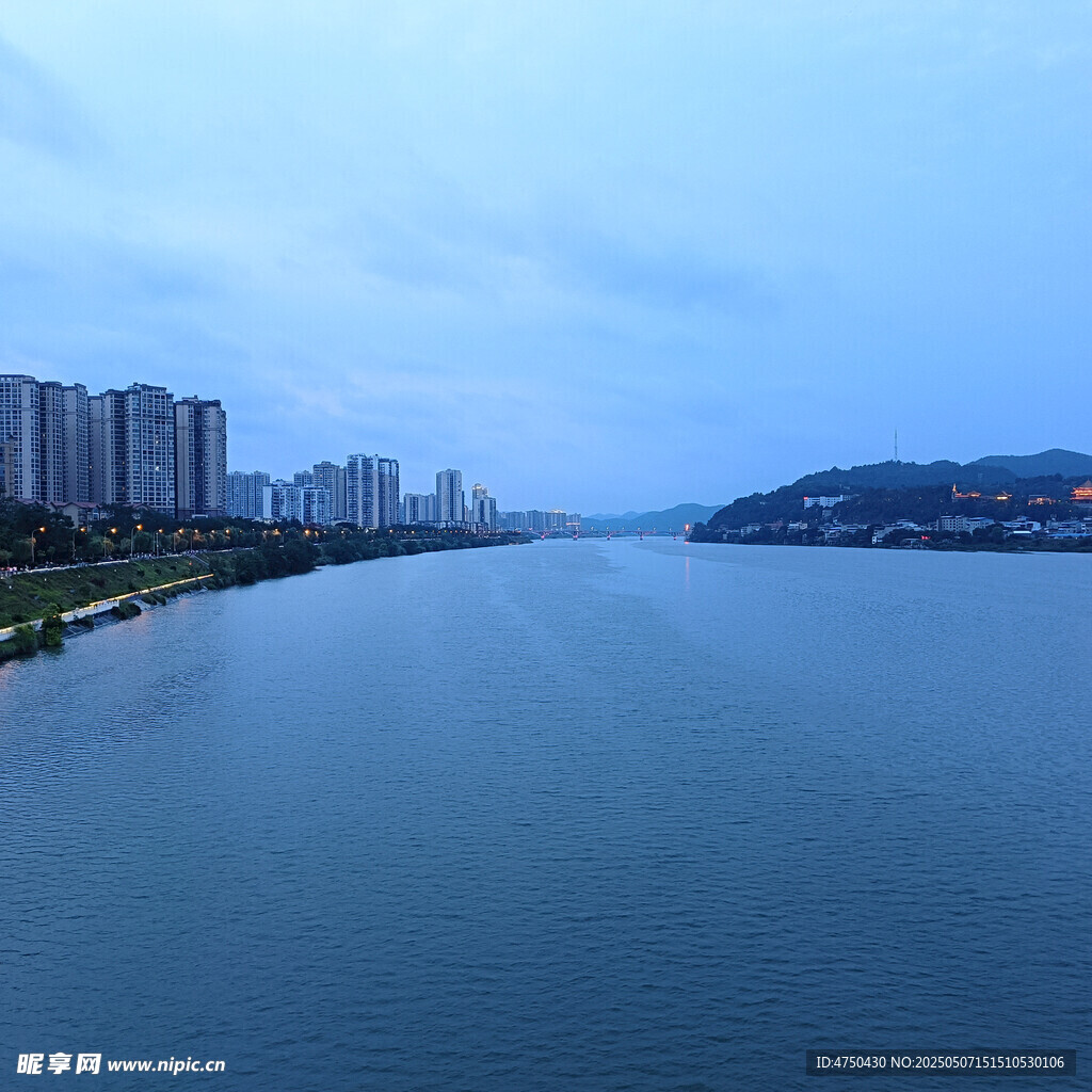 河畔城市風光美景