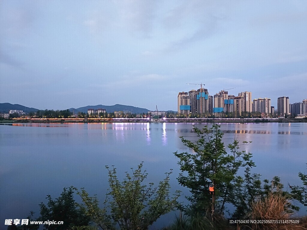湖畔城市風光美景