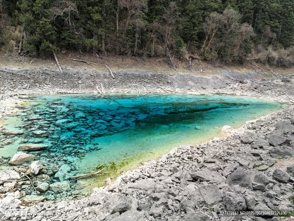 五彩池 山間清澈藍綠潭水景觀