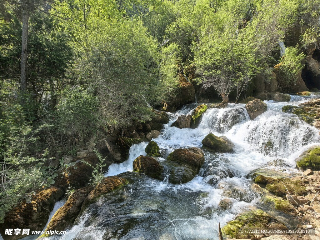 九寨溝 山間溪流潺潺的自然美景