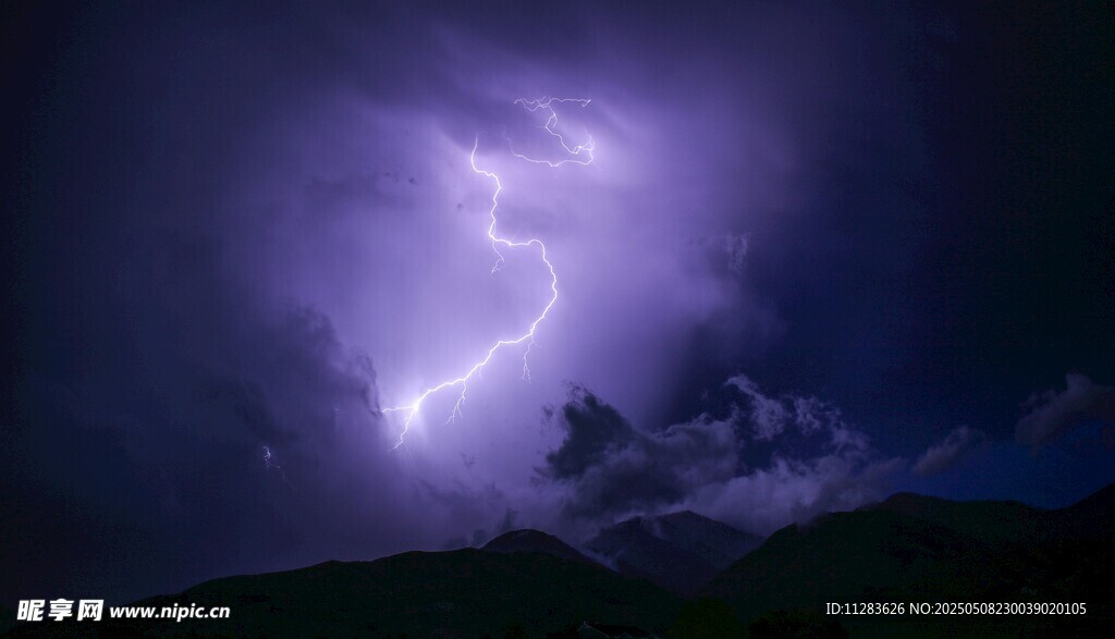 夜空閃電劃破黑暗景象