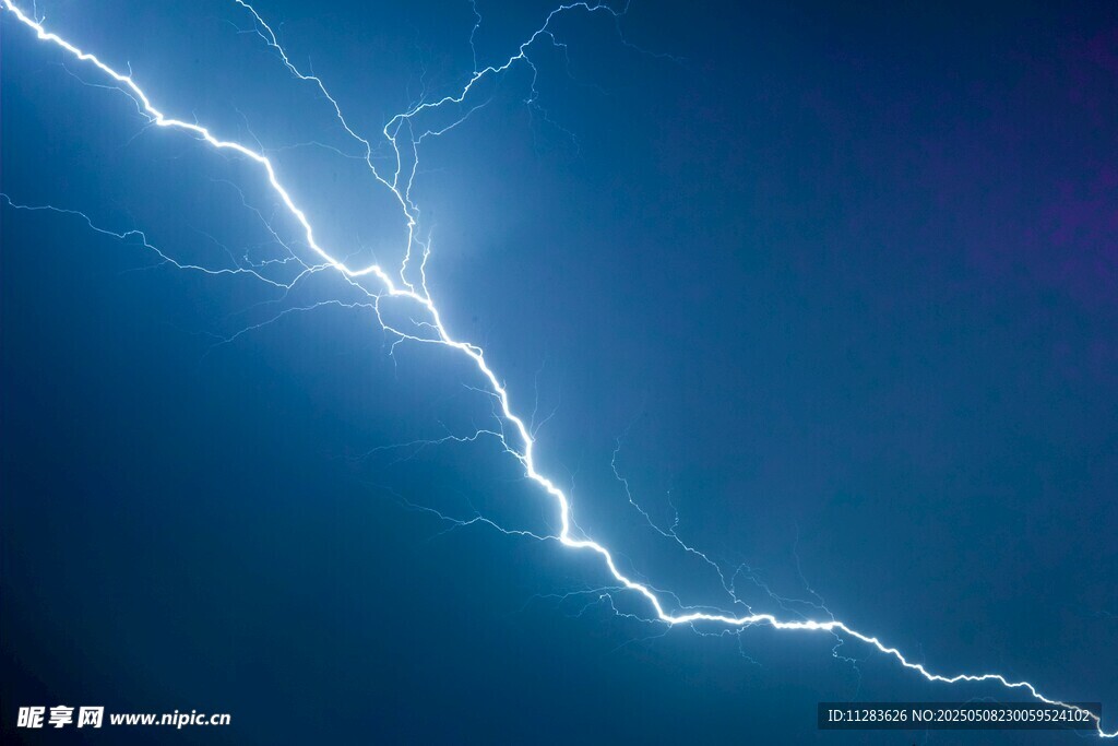 夜空中的耀眼閃電