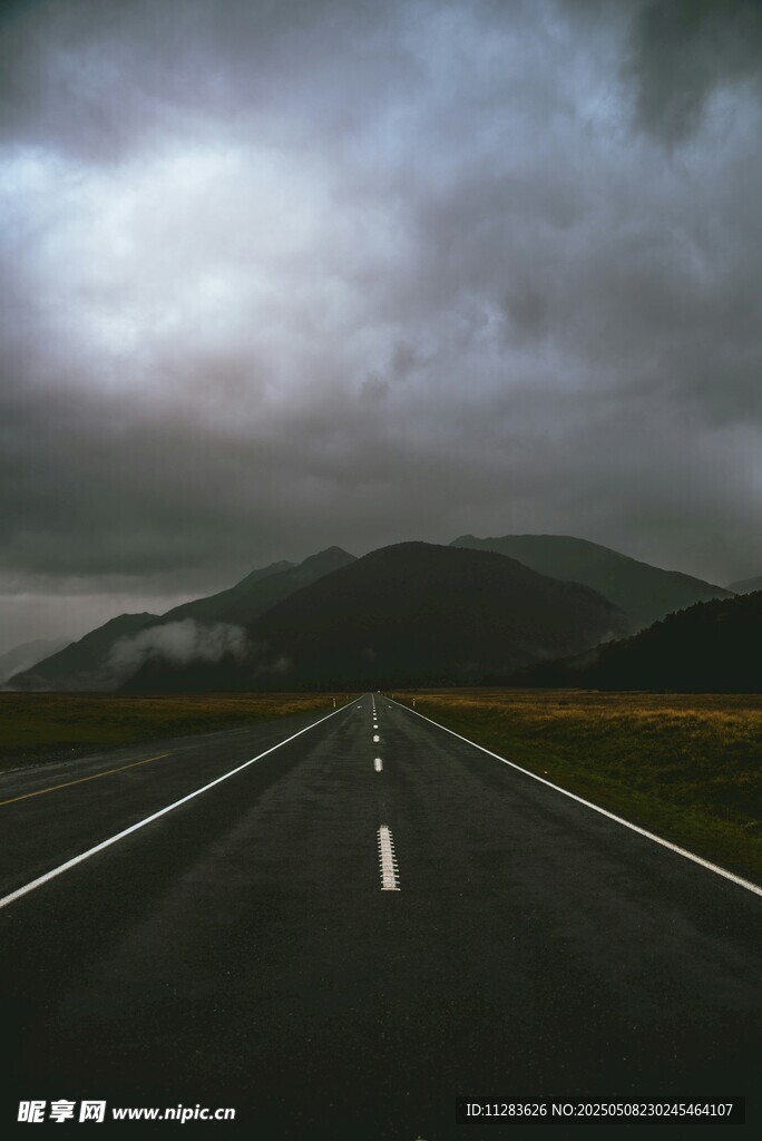 烏云下的空曠公路