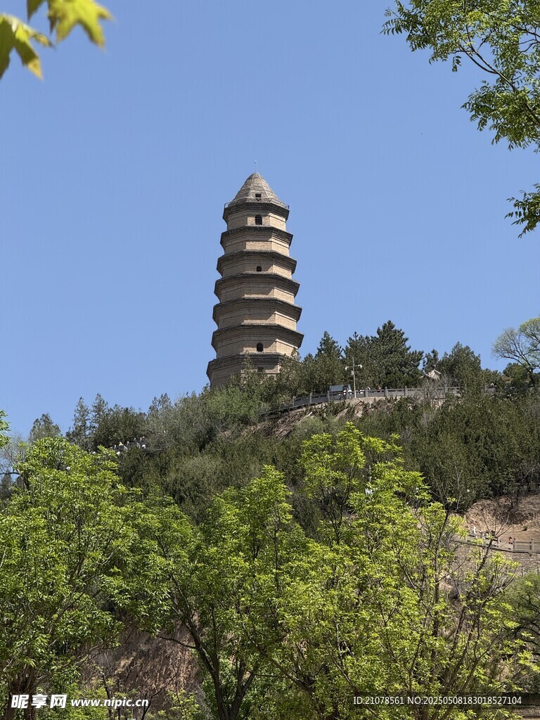 山林中的古樸寶塔