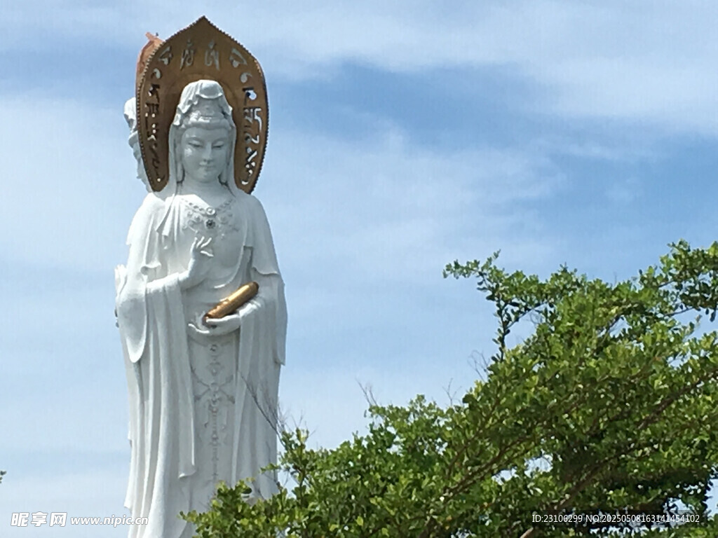 莊嚴(yán)觀音像屹立于藍(lán)天綠樹間
