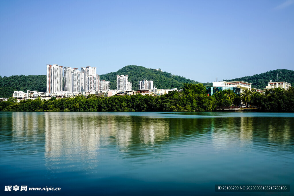 湖畔高樓與青山美景