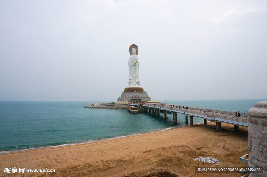 海邊觀音像屹立于棧橋