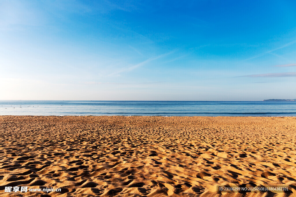 金色沙灘與蔚藍大海美景