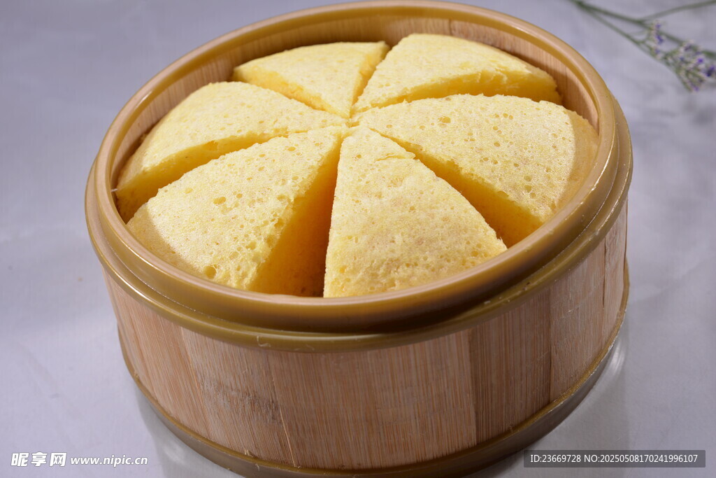 竹制蒸籠里的美味玉米發糕