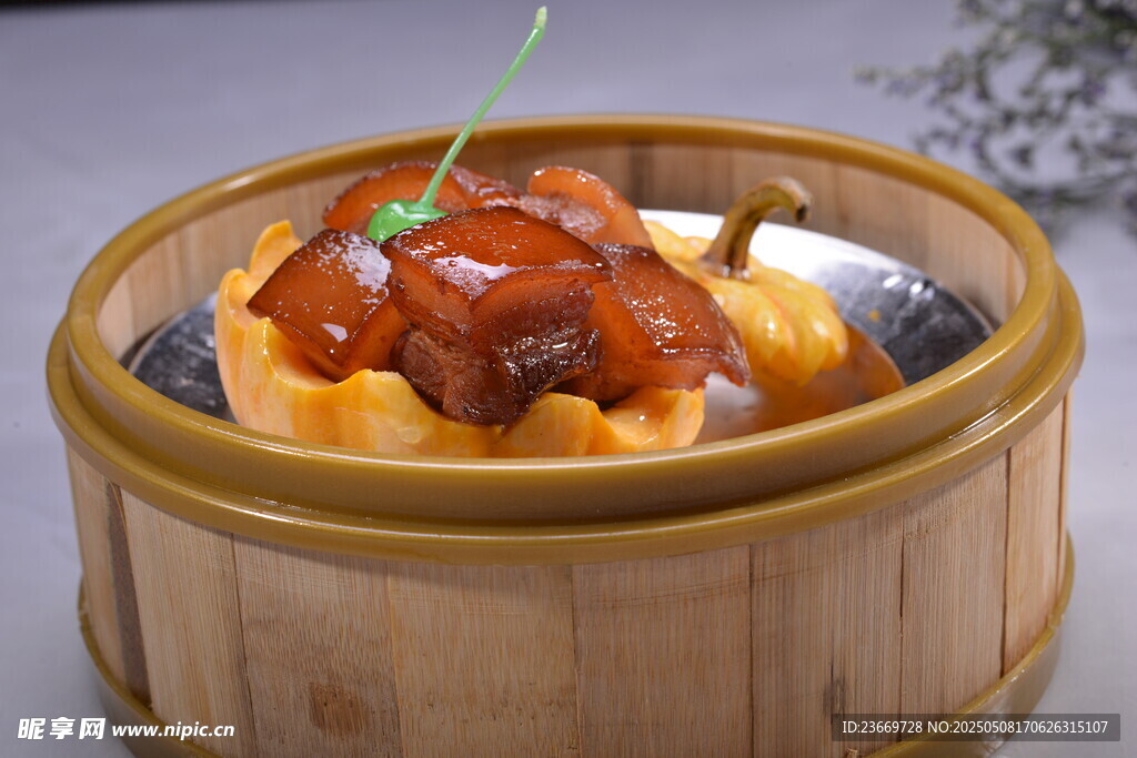 竹制蒸籠里的美味燒肉
