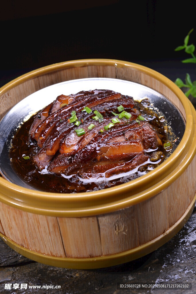 竹籠蒸制的美味東坡肉