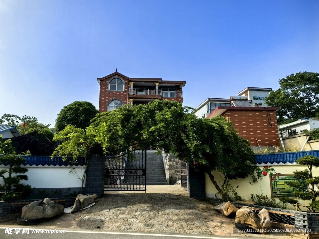 古雅庭院綠植環(huán)繞建筑