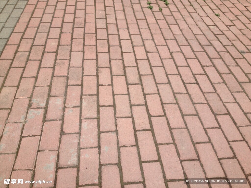 鋪磚的地面