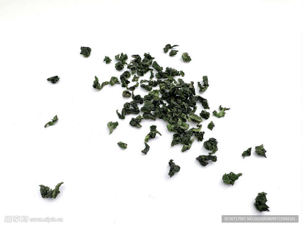 散落的綠色茶葉