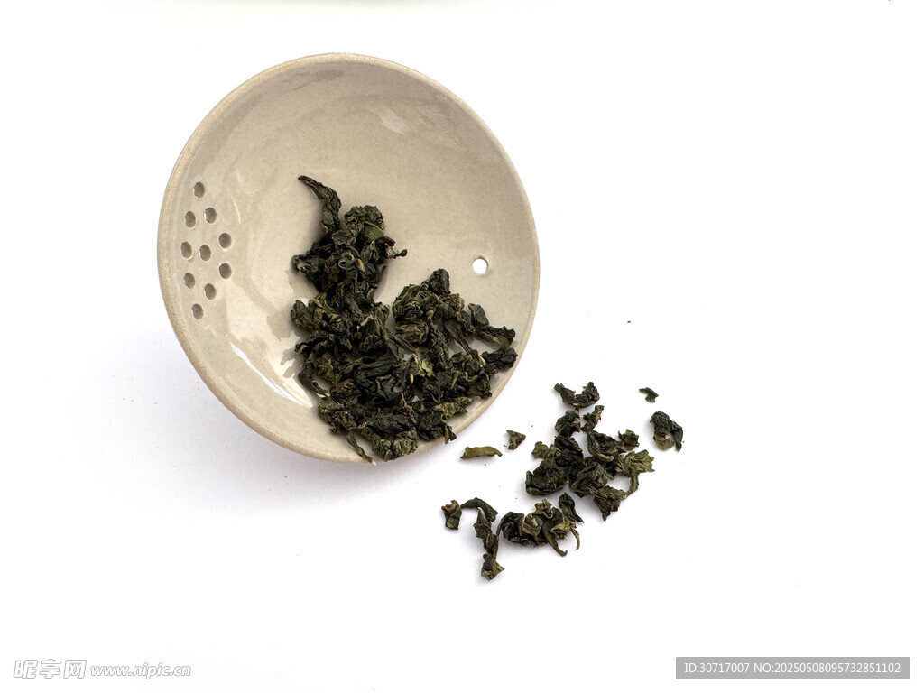 瓷碗中的散裝茶葉