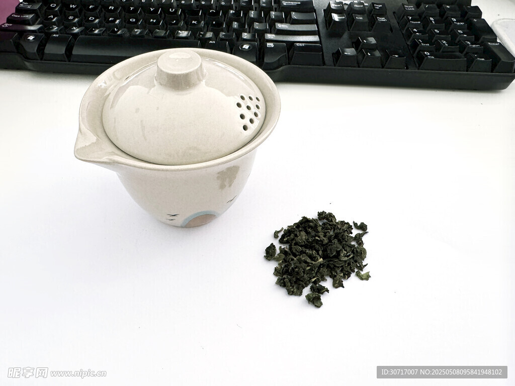 陶瓷茶具與散落茶葉